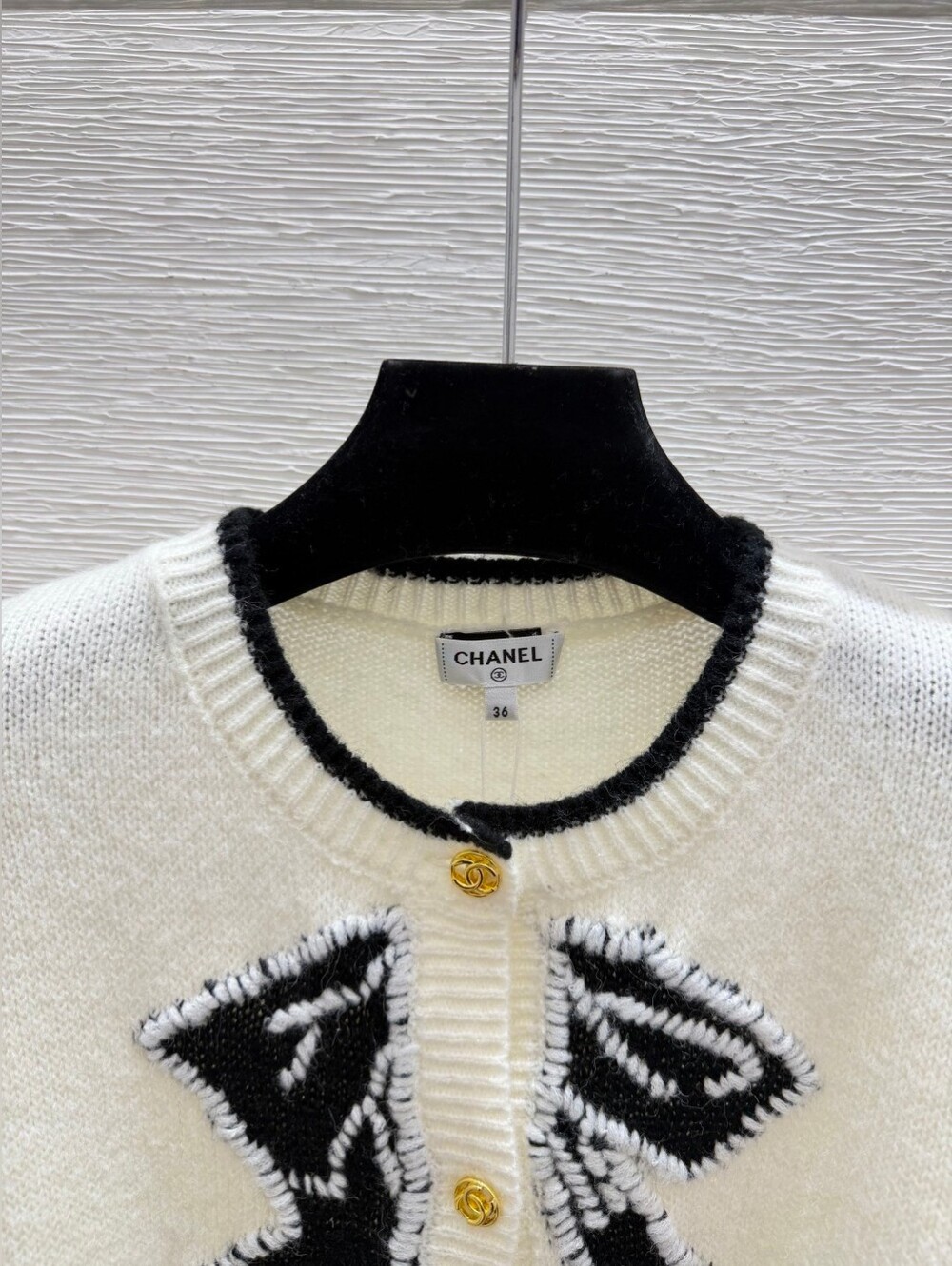 Chanel Cream Knit Cardigan with Black Bow Detail Size36 - Picture 4 of 9